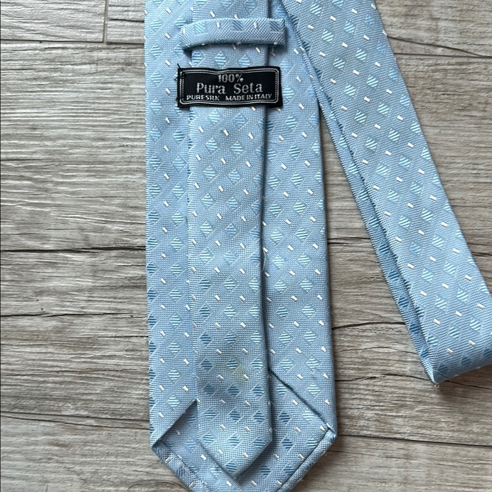 Elegant Light Blue Men's Italian Silk Tie - Picture 2 of 4
